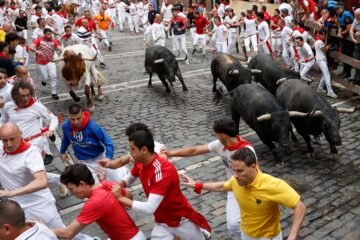 Séptimo encierro de San Fermín 2026, en directo | Los toros de Miura recorren las calles de Pamplona en dos minutos y 34 segundos