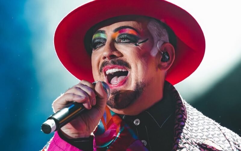 Boy George lanza canción en apoyo a Israel y rechaza acusaciones de genocidio en Gaza