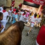 Un herido en un brazo y 14 contusionados en un rapidísimo y abarrotado tercer encierro con los toros de Victoriano del Río