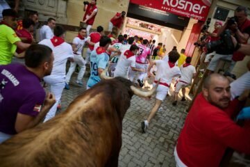 Un herido en un brazo y 14 contusionados en un rapidísimo y abarrotado tercer encierro con los toros de Victoriano del Río