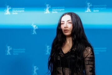 Charli XCX publica su disco más introspectivo: “Brat’ era la fiesta, y ‘Music, Fashion, Film’ es la resaca”
