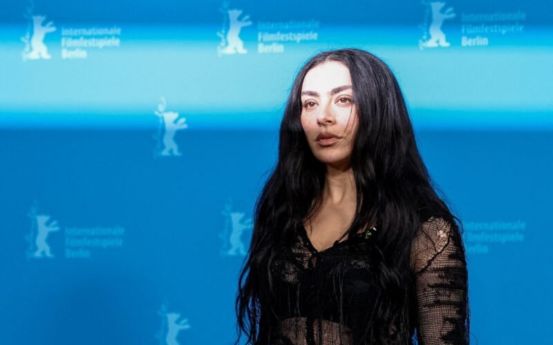 Charli XCX publica su disco más introspectivo: “Brat’ era la fiesta, y ‘Music, Fashion, Film’ es la resaca”