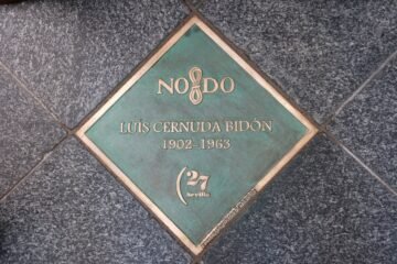 Dos erratas para un poeta: la placa homenaje a Cernuda en Sevilla corregirá sus faltas de ortografía