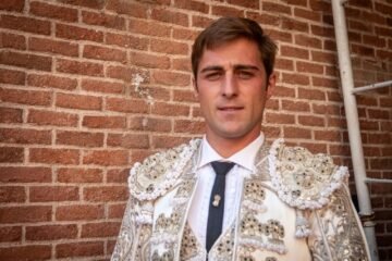 El torero valenciano El Niño de las Monjas sufre una aparatosa cornada en el cuello en Perú