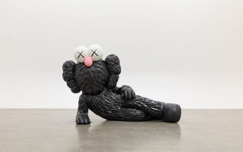 KAWS, el heredero espiritual de Keith Haring y Andy Warhol, tiende puentes entre el arte mundano y el elevado en el Albertina Modern
