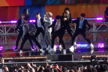 V, de BTS, revela un grave problema de audición en medio de su gira mundial
