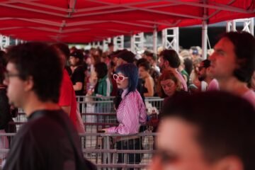 Prohibición de entrar con bebida, gastos de gestión… sanción de 320.000 euros al organizador de Reggaeton Beach Festival por prácticas abusivas
