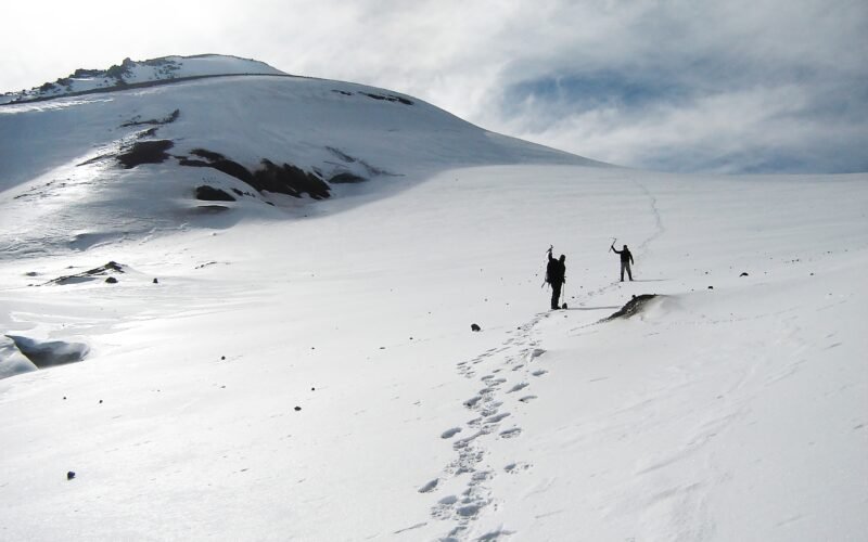 Turismo de nieve se diversifica: caminatas, termas y gastronomía ganan terreno frente al esquí