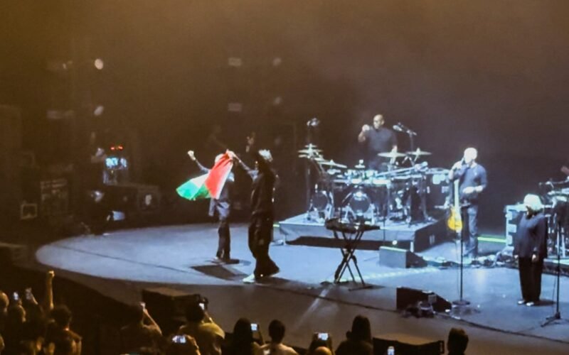 Massive Attack reacciona a la prohibición de entrar a Singapur: “No imaginamos que alzar la bandera de Palestina violaría la ley”