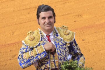Morante desafía el dolor y torea por encima de su mano herida