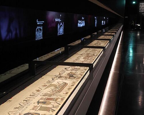 El tapiz de Bayeux vuelve a Inglaterra tras casi mil años y desata la locura en Londres: 100.000 reservas en un día para verlo sólo durante 40 minutos