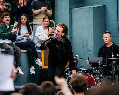U2 sorprende en Dublín con una noche de conciertos en los lugares donde dio sus primeros pasos, hace ahora 50 años
