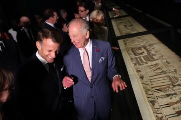 Macron visita el tapiz de Bayeux en el British Museum junto al rey Carlos III y el primer ministro británico: “Es una entente amistosa”