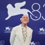 John Malkovich y Sam Rockwell entusiasman en Venecia con la tragicomedia melancólica de los espías-payasos de ‘Wild Horse Nine’