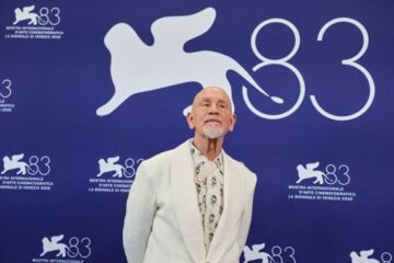 John Malkovich y Sam Rockwell entusiasman en Venecia con la tragicomedia melancólica de los espías-payasos de ‘Wild Horse Nine’