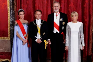 Macron menciona en su discurso ante el Rey Felipe VI al columnista de EL MUNDO Arturo Pérez-Reverte por fascinar «a miles de lectores franceses»