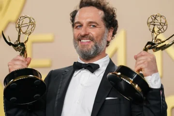 ‘La maldición de Widow’s Bay’ arrasa en unos Emmy que honran la partida de estrellas