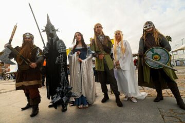 Siete horas de cola por Marvel, 250 euros por una foto y un autógrafo de Frodo y MacGyver contra Trump en la Comic-Con de Málaga: «Es un pedazo de mierda»