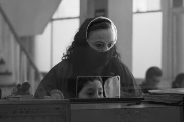 ‘Moscas’: un pequeño cuento de calamidades y sonrisas