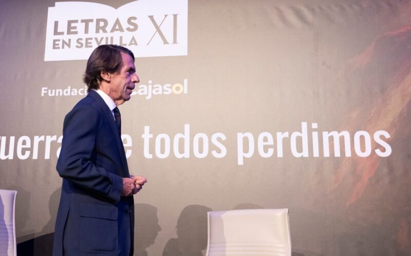 El adelanto electoral marca el arranque de las jornadas sobre la Guerra Civil organizadas por Pérez-Reverte en Sevilla